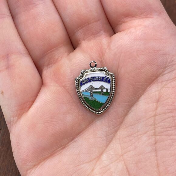 Unbranded Jewelry - Vintage 925 Sterling Silver "1000 Island N.Y." Shield Pendant Bracelet Charm